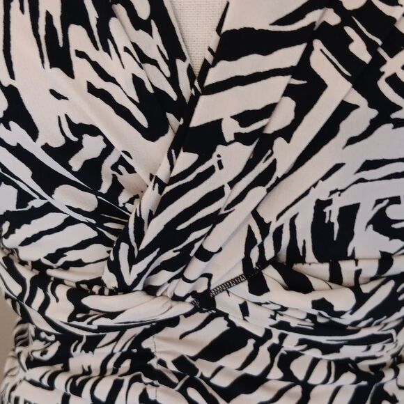 BCBG Black and Cream Abstract Design Dress. Soft Girl. Cateer. - Picture 5 of 16